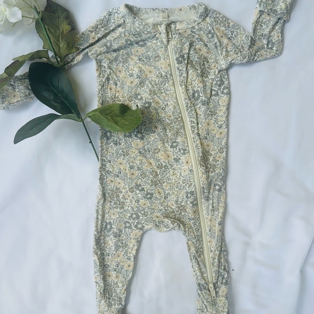 Quincy Mae Floral Kids Pajama Set - Cream and Gray